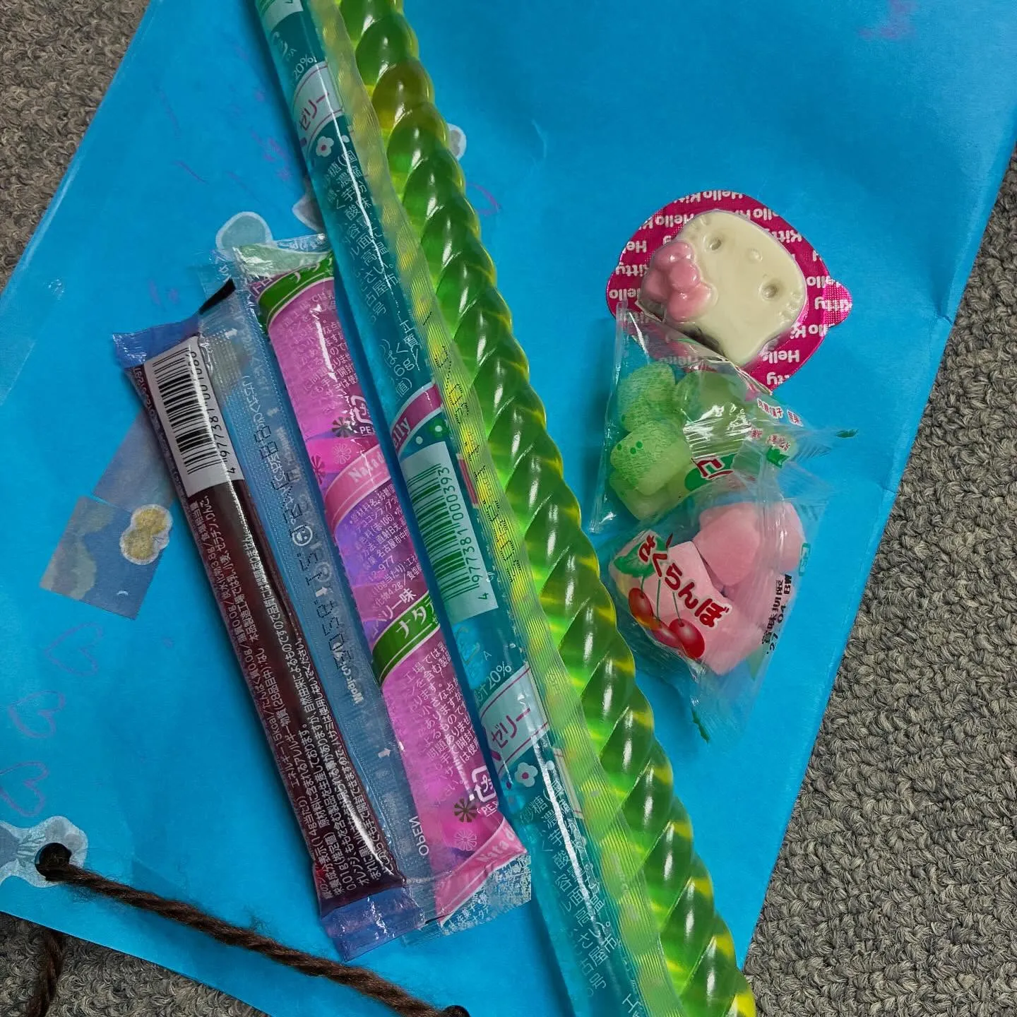 今日はみんなで駄菓子屋さんへお買い物に行きました🍬