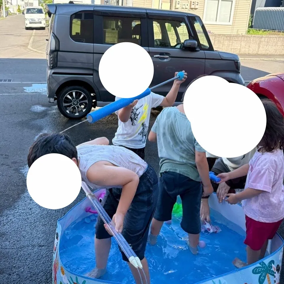 暑さがいよいよ本格的になってきたので、あいの里教室でも水遊び...